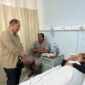 Anggota DPR RI Bambang Haryo Soekartono (BHS) saat besuk salah satu korban di rumah sakit.