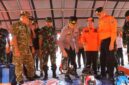 Bupati OKU Timur Lanosin, bersama Kapolres OKU Timur AKBP AKBP Lalu Hedwin Hanggara dan unsur Forkopimda memeriksa kelayakan mesin pompa air portable saat Apel Kesiapsiagaan Karhutla di Halaman Kantor Pemkab OKU Timur.