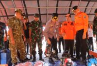 Bupati OKU Timur Lanosin, bersama Kapolres OKU Timur AKBP AKBP Lalu Hedwin Hanggara dan unsur Forkopimda memeriksa kelayakan mesin pompa air portable saat Apel Kesiapsiagaan Karhutla di Halaman Kantor Pemkab OKU Timur.