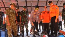 Bupati OKU Timur Lanosin, bersama Kapolres OKU Timur AKBP AKBP Lalu Hedwin Hanggara dan unsur Forkopimda memeriksa kelayakan mesin pompa air portable saat Apel Kesiapsiagaan Karhutla di Halaman Kantor Pemkab OKU Timur.