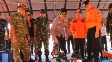 Bupati OKU Timur Lanosin, bersama Kapolres OKU Timur AKBP AKBP Lalu Hedwin Hanggara dan unsur Forkopimda memeriksa kelayakan mesin pompa air portable saat Apel Kesiapsiagaan Karhutla di Halaman Kantor Pemkab OKU Timur.