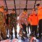 Bupati OKU Timur Lanosin, bersama Kapolres OKU Timur AKBP AKBP Lalu Hedwin Hanggara dan unsur Forkopimda memeriksa kelayakan mesin pompa air portable saat Apel Kesiapsiagaan Karhutla di Halaman Kantor Pemkab OKU Timur.