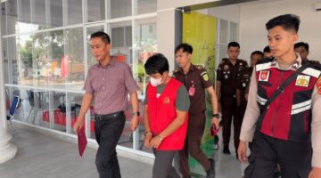 Saat tim pidsus kejari OKI melakukan penahanan terhadap tersangka Kasus dugaan korupsi KUR BRI Pampangan, Senin (31/8/2026)