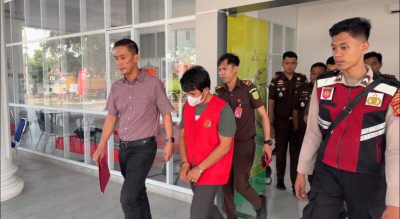 Saat tim pidsus kejari OKI melakukan penahanan terhadap tersangka Kasus dugaan korupsi KUR BRI Pampangan, Senin (31/8/2026)