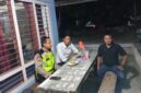 Anggota Polsek Buay Madang Timur Aipda Khoirul Alkhaf berdialog dengan warga saat melaksanakan kegiatan silaturahmi dan sambang malam di Desa Srikaton, Kecamatan Buay Madang Timur, Kabupaten OKU Timur.