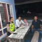 Anggota Polsek Buay Madang Timur Aipda Khoirul Alkhaf berdialog dengan warga saat melaksanakan kegiatan silaturahmi dan sambang malam di Desa Srikaton, Kecamatan Buay Madang Timur, Kabupaten OKU Timur.