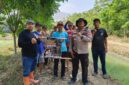 Kapolsek Buay Madang Timur Iptu Swisspo, bersama perangkat desa dan warga membentangkan pamflet imbauan larangan membakar lahan saat menggelar patroli mitigasi Karhutla di Desa Tambak Boyo, Kecamatan Buay Madang Timur, Kabupaten OKU Timur.