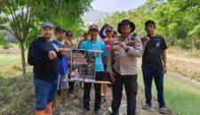 Kapolsek Buay Madang Timur Iptu Swisspo, bersama perangkat desa dan warga membentangkan pamflet imbauan larangan membakar lahan saat menggelar patroli mitigasi Karhutla di Desa Tambak Boyo, Kecamatan Buay Madang Timur, Kabupaten OKU Timur.