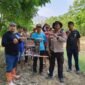 Kapolsek Buay Madang Timur Iptu Swisspo, bersama perangkat desa dan warga membentangkan pamflet imbauan larangan membakar lahan saat menggelar patroli mitigasi Karhutla di Desa Tambak Boyo, Kecamatan Buay Madang Timur, Kabupaten OKU Timur.