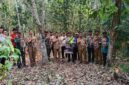 Kapolsek Buay Madang Timur (BMT) Iptu Swisspo, bersama Camat BMT Ramadhan Agusten, personel Koramil 403-05 Buay Madang, perangkat desa, serta Masyarakat Peduli Api berfoto bersama sambil membentangkan selebaran imbauan saat patroli gabungan mitigasi Karhutla di Desa Gumuk Rejo, OKU Timur.