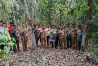 Kapolsek Buay Madang Timur (BMT) Iptu Swisspo, bersama Camat BMT Ramadhan Agusten, personel Koramil 403-05 Buay Madang, perangkat desa, serta Masyarakat Peduli Api berfoto bersama sambil membentangkan selebaran imbauan saat patroli gabungan mitigasi Karhutla di Desa Gumuk Rejo, OKU Timur.