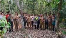Kapolsek Buay Madang Timur (BMT) Iptu Swisspo, bersama Camat BMT Ramadhan Agusten, personel Koramil 403-05 Buay Madang, perangkat desa, serta Masyarakat Peduli Api berfoto bersama sambil membentangkan selebaran imbauan saat patroli gabungan mitigasi Karhutla di Desa Gumuk Rejo, OKU Timur.
