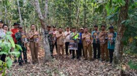 Kapolsek Buay Madang Timur (BMT) Iptu Swisspo, bersama Camat BMT Ramadhan Agusten, personel Koramil 403-05 Buay Madang, perangkat desa, serta Masyarakat Peduli Api berfoto bersama sambil membentangkan selebaran imbauan saat patroli gabungan mitigasi Karhutla di Desa Gumuk Rejo, OKU Timur.