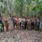Kapolsek Buay Madang Timur (BMT) Iptu Swisspo, bersama Camat BMT Ramadhan Agusten, personel Koramil 403-05 Buay Madang, perangkat desa, serta Masyarakat Peduli Api berfoto bersama sambil membentangkan selebaran imbauan saat patroli gabungan mitigasi Karhutla di Desa Gumuk Rejo, OKU Timur.