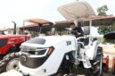 Bupati OKU Timur, Lanosin, mencoba mengendarai traktor roda 4 bantuan Kementerian Pertanian saat acara penyerahan bantuan sarana dan prasarana pertanian di halaman Kantor Dinas Pertanian Kabupaten OKU Timur.