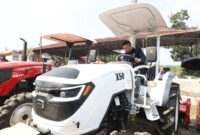 Bupati OKU Timur, Lanosin, mencoba mengendarai traktor roda 4 bantuan Kementerian Pertanian saat acara penyerahan bantuan sarana dan prasarana pertanian di halaman Kantor Dinas Pertanian Kabupaten OKU Timur.
