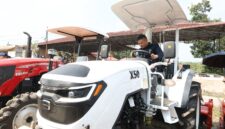 Bupati OKU Timur, Lanosin, mencoba mengendarai traktor roda 4 bantuan Kementerian Pertanian saat acara penyerahan bantuan sarana dan prasarana pertanian di halaman Kantor Dinas Pertanian Kabupaten OKU Timur.