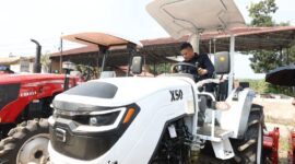 Bupati OKU Timur, Lanosin, mencoba mengendarai traktor roda 4 bantuan Kementerian Pertanian saat acara penyerahan bantuan sarana dan prasarana pertanian di halaman Kantor Dinas Pertanian Kabupaten OKU Timur.