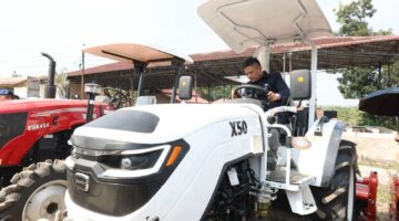 Bupati OKU Timur, Lanosin, mencoba mengendarai traktor roda 4 bantuan Kementerian Pertanian saat acara penyerahan bantuan sarana dan prasarana pertanian di halaman Kantor Dinas Pertanian Kabupaten OKU Timur.