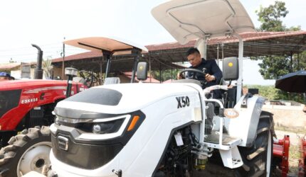 Bupati OKU Timur, Lanosin, mencoba mengendarai traktor roda 4 bantuan Kementerian Pertanian saat acara penyerahan bantuan sarana dan prasarana pertanian di halaman Kantor Dinas Pertanian Kabupaten OKU Timur.