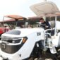 Bupati OKU Timur, Lanosin, mencoba mengendarai traktor roda 4 bantuan Kementerian Pertanian saat acara penyerahan bantuan sarana dan prasarana pertanian di halaman Kantor Dinas Pertanian Kabupaten OKU Timur.