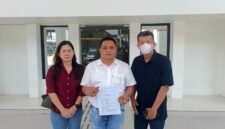 Pengugat Dewi Suwana didampingi tim kuasa hukumnya Desmon Simanjuntak SH Saat ditemui di PN Palembang, Rabu (2/9/2026)