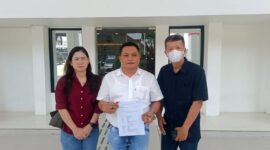 Pengugat Dewi Suwana didampingi tim kuasa hukumnya Desmon Simanjuntak SH Saat ditemui di PN Palembang, Rabu (2/9/2026)
