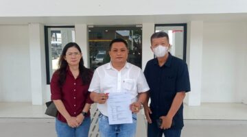 Pengugat Dewi Suwana didampingi tim kuasa hukumnya Desmon Simanjuntak SH Saat ditemui di PN Palembang, Rabu (2/9/2026)