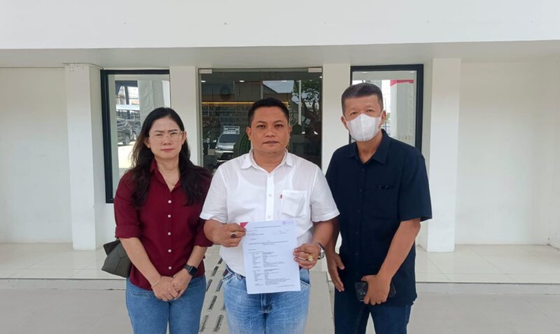 Pengugat Dewi Suwana didampingi tim kuasa hukumnya Desmon Simanjuntak SH Saat ditemui di PN Palembang, Rabu (2/9/2026)