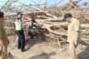 Kapolsek Buay Madang Timur (BMT) Iptu Swisspo, bersama Camat BMT Ramadhan Agusten, dan personel Koramil 403-05 Buay Madang memantau pemasangan papan imbauan larangan membakar lahan di Desa Gumuk Rejo, Kabupaten OKU Timur.