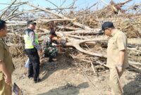 Kapolsek Buay Madang Timur (BMT) Iptu Swisspo, bersama Camat BMT Ramadhan Agusten, dan personel Koramil 403-05 Buay Madang memantau pemasangan papan imbauan larangan membakar lahan di Desa Gumuk Rejo, Kabupaten OKU Timur.