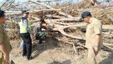 Kapolsek Buay Madang Timur (BMT) Iptu Swisspo, bersama Camat BMT Ramadhan Agusten, dan personel Koramil 403-05 Buay Madang memantau pemasangan papan imbauan larangan membakar lahan di Desa Gumuk Rejo, Kabupaten OKU Timur.