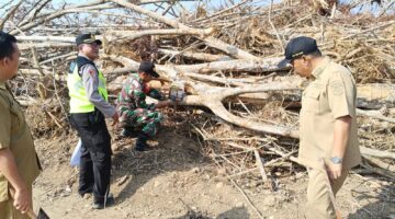 Kapolsek Buay Madang Timur (BMT) Iptu Swisspo, bersama Camat BMT Ramadhan Agusten, dan personel Koramil 403-05 Buay Madang memantau pemasangan papan imbauan larangan membakar lahan di Desa Gumuk Rejo, Kabupaten OKU Timur.