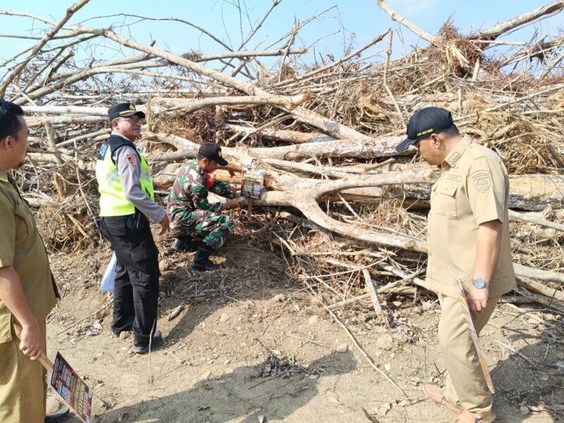 Kapolsek Buay Madang Timur (BMT) Iptu Swisspo, bersama Camat BMT Ramadhan Agusten, dan personel Koramil 403-05 Buay Madang memantau pemasangan papan imbauan larangan membakar lahan di Desa Gumuk Rejo, Kabupaten OKU Timur.