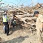 Kapolsek Buay Madang Timur (BMT) Iptu Swisspo, bersama Camat BMT Ramadhan Agusten, dan personel Koramil 403-05 Buay Madang memantau pemasangan papan imbauan larangan membakar lahan di Desa Gumuk Rejo, Kabupaten OKU Timur.