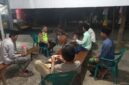 Personel Polsek Buay Madang Timur (BMT), Aipda Sahrul Munir, berdialog dan memberikan imbauan kamtibmas saat menyambangi warga di Desa Sumber Mulyo, Kecamatan Buay Madang Timur, Kabupaten OKU Timur.
