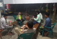 Personel Polsek Buay Madang Timur (BMT), Aipda Sahrul Munir, berdialog dan memberikan imbauan kamtibmas saat menyambangi warga di Desa Sumber Mulyo, Kecamatan Buay Madang Timur, Kabupaten OKU Timur.