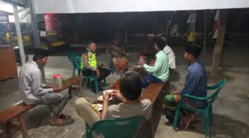 Personel Polsek Buay Madang Timur (BMT), Aipda Sahrul Munir, berdialog dan memberikan imbauan kamtibmas saat menyambangi warga di Desa Sumber Mulyo, Kecamatan Buay Madang Timur, Kabupaten OKU Timur.