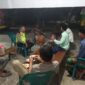 Personel Polsek Buay Madang Timur (BMT), Aipda Sahrul Munir, berdialog dan memberikan imbauan kamtibmas saat menyambangi warga di Desa Sumber Mulyo, Kecamatan Buay Madang Timur, Kabupaten OKU Timur.
