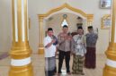 Kapolsek Buay Madang Timur (BMT) Iptu Swisspo, berfoto bersama tokoh agama dan warga usai melaksanakan kegiatan Safari Jumat di Masjid AL-Amiin, Desa Tambak Boyo, Kecamatan Buay Madang Timur, Kabupaten OKU Timur.