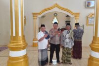 Kapolsek Buay Madang Timur (BMT) Iptu Swisspo, berfoto bersama tokoh agama dan warga usai melaksanakan kegiatan Safari Jumat di Masjid AL-Amiin, Desa Tambak Boyo, Kecamatan Buay Madang Timur, Kabupaten OKU Timur.