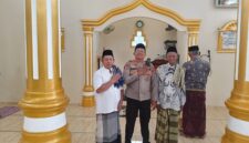 Kapolsek Buay Madang Timur (BMT) Iptu Swisspo, berfoto bersama tokoh agama dan warga usai melaksanakan kegiatan Safari Jumat di Masjid AL-Amiin, Desa Tambak Boyo, Kecamatan Buay Madang Timur, Kabupaten OKU Timur.