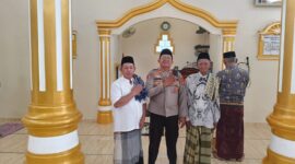 Kapolsek Buay Madang Timur (BMT) Iptu Swisspo, berfoto bersama tokoh agama dan warga usai melaksanakan kegiatan Safari Jumat di Masjid AL-Amiin, Desa Tambak Boyo, Kecamatan Buay Madang Timur, Kabupaten OKU Timur.
