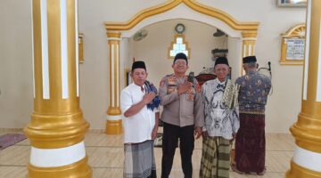 Kapolsek Buay Madang Timur (BMT) Iptu Swisspo, berfoto bersama tokoh agama dan warga usai melaksanakan kegiatan Safari Jumat di Masjid AL-Amiin, Desa Tambak Boyo, Kecamatan Buay Madang Timur, Kabupaten OKU Timur.