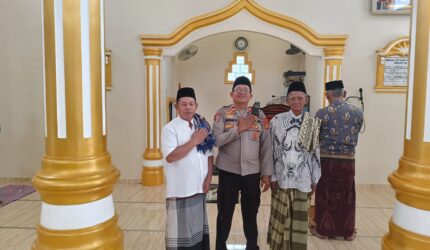 Kapolsek Buay Madang Timur (BMT) Iptu Swisspo, berfoto bersama tokoh agama dan warga usai melaksanakan kegiatan Safari Jumat di Masjid AL-Amiin, Desa Tambak Boyo, Kecamatan Buay Madang Timur, Kabupaten OKU Timur.