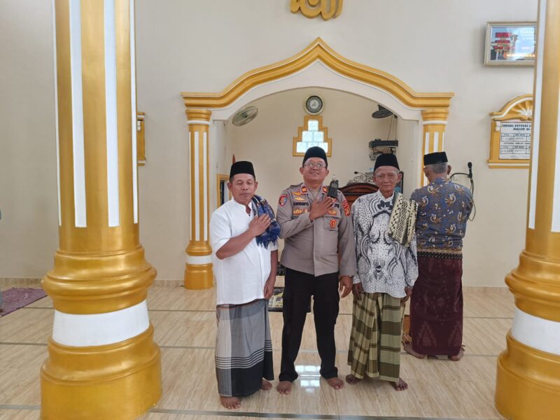 Kapolsek Buay Madang Timur (BMT) Iptu Swisspo, berfoto bersama tokoh agama dan warga usai melaksanakan kegiatan Safari Jumat di Masjid AL-Amiin, Desa Tambak Boyo, Kecamatan Buay Madang Timur, Kabupaten OKU Timur.