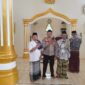 Kapolsek Buay Madang Timur (BMT) Iptu Swisspo, berfoto bersama tokoh agama dan warga usai melaksanakan kegiatan Safari Jumat di Masjid AL-Amiin, Desa Tambak Boyo, Kecamatan Buay Madang Timur, Kabupaten OKU Timur.