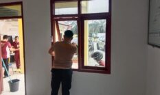 Wujudkan Lingkungan Sehat, IPTU Swisspo Pimpin Personil Polsek BMT Bersihkan Area Rumdin