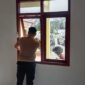 Personil Polsek Buay Madang Timur (BMT) membersihkan kaca dan area jendela saat melaksanakan program Belida (Bersih Lingkungan dan Asri) di Rumah Dinas Polsek BMT, Kabupaten OKU Timur.