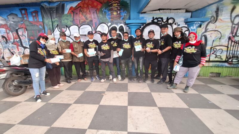 Sentra Budi Perkasa - Yayasan Kawan Lamo Bagikan Ratusan Masker ke Warga Palembang